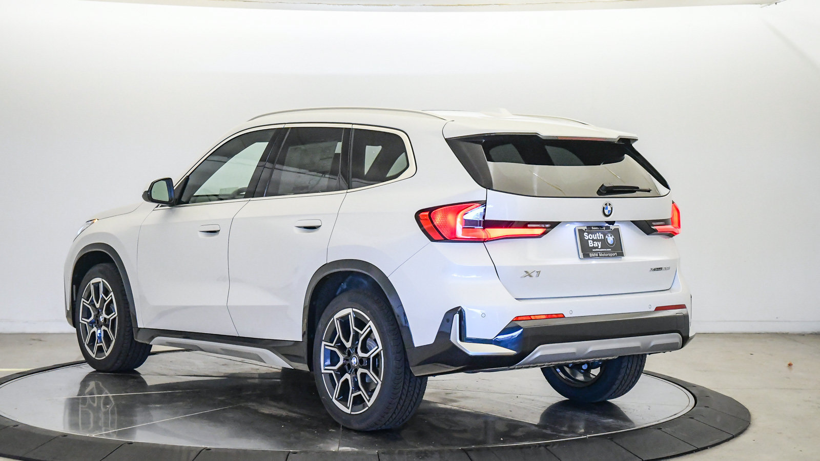 New 2026 BMW X1 xDrive28i w/ Convenience Package AWD/4WD image 2