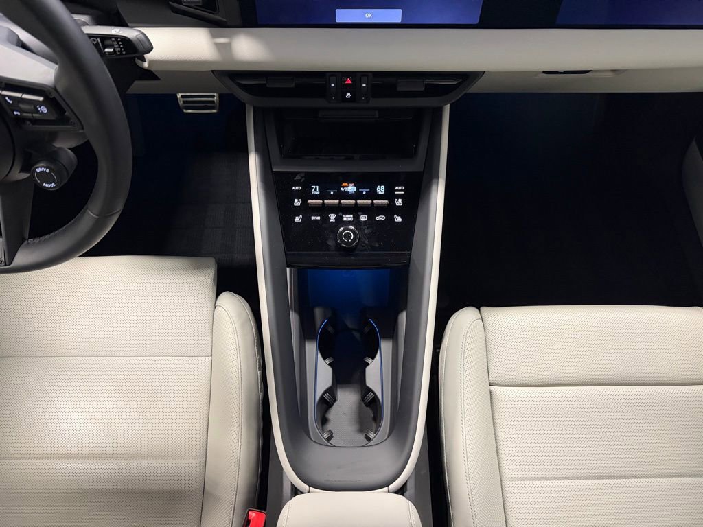 Certified 2025 Porsche Macan Turbo Electric image 21