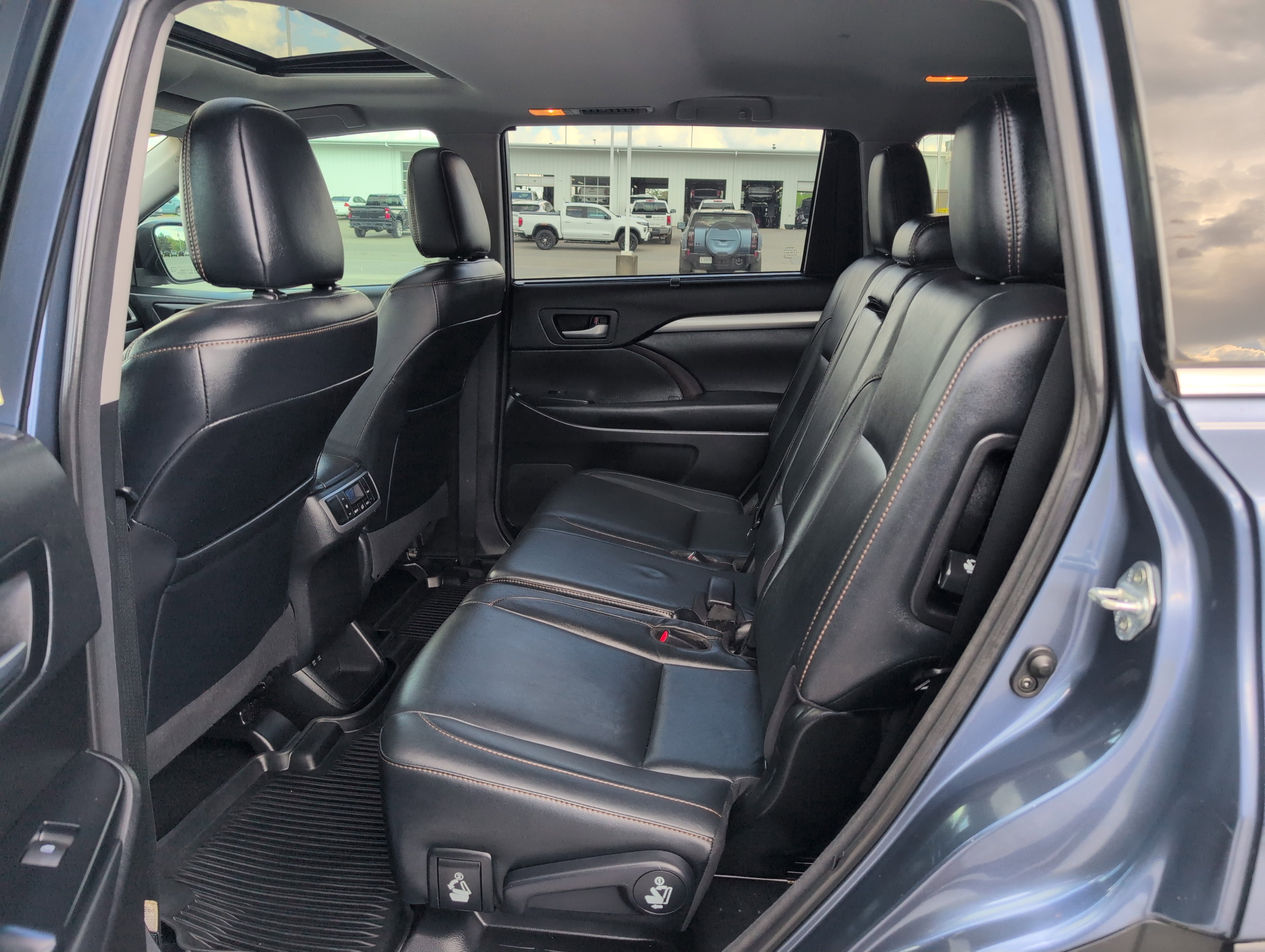 Used 2018 Toyota Highlander XLE image 28