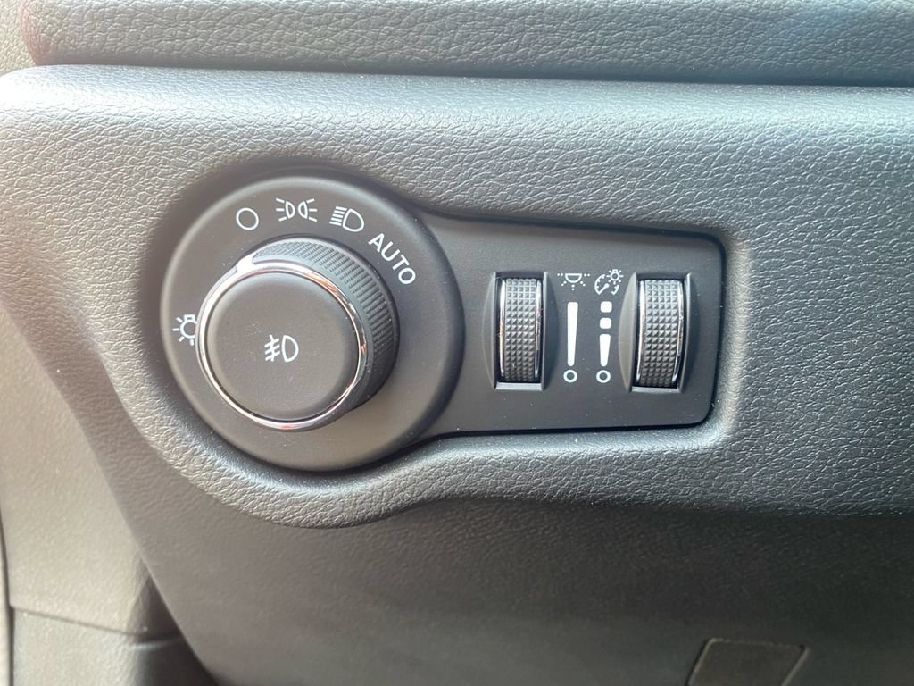 Used 2026 Chrysler Pacifica Limited FWD image 24