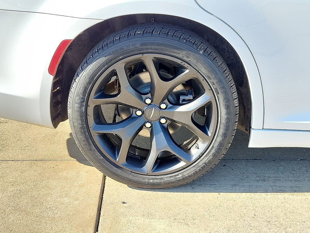 Used 2023 Chrysler 300 Touring w/ Sport Appearance Package image 7