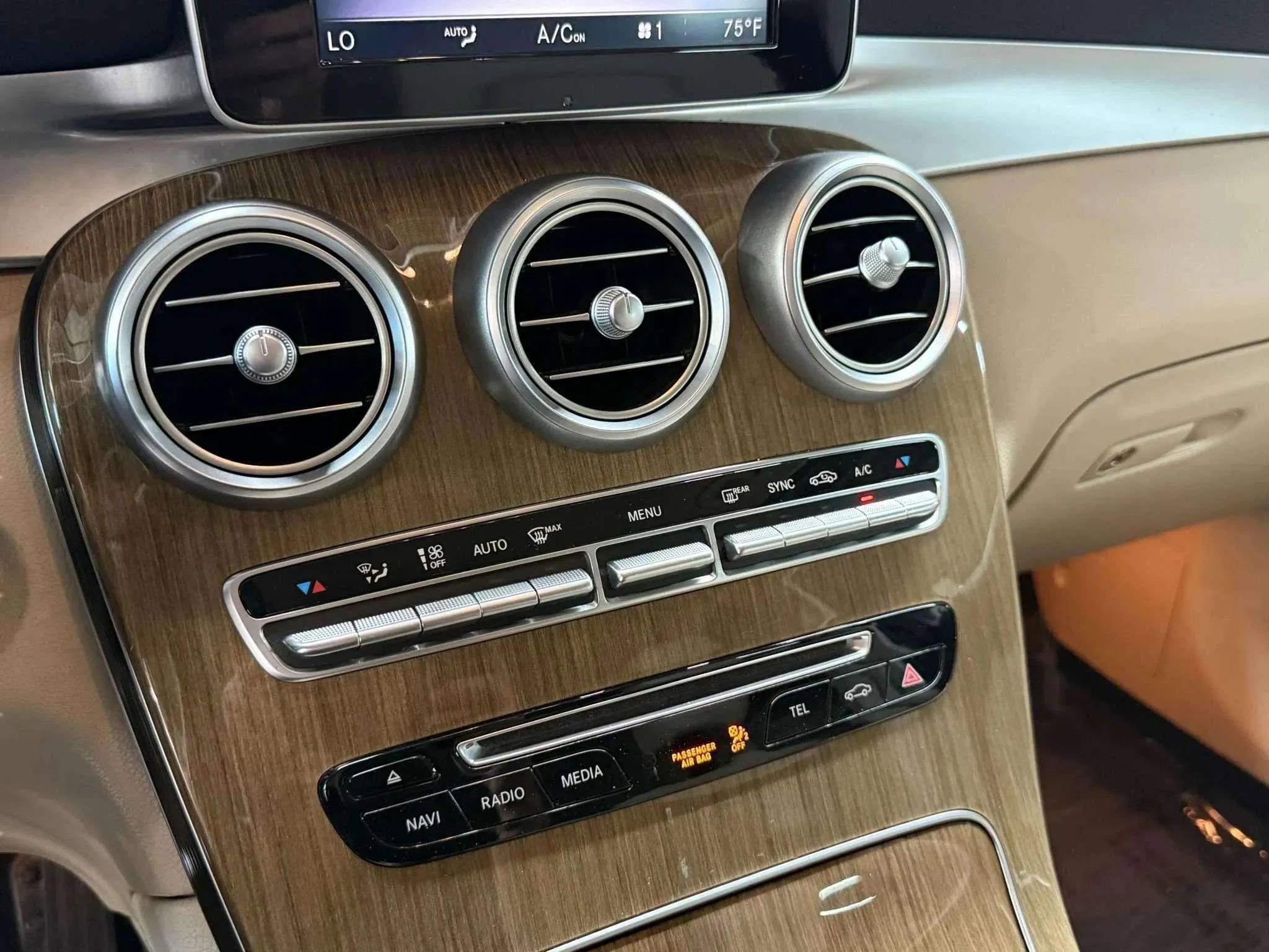 Used 2018 Mercedes-Benz GLC 300 w/ Premium Package image 21