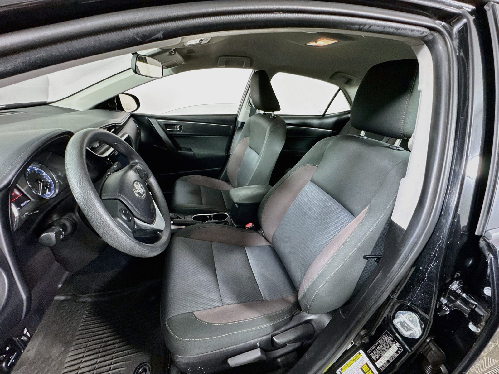 Used 2018 Toyota Corolla LE FWD image 16