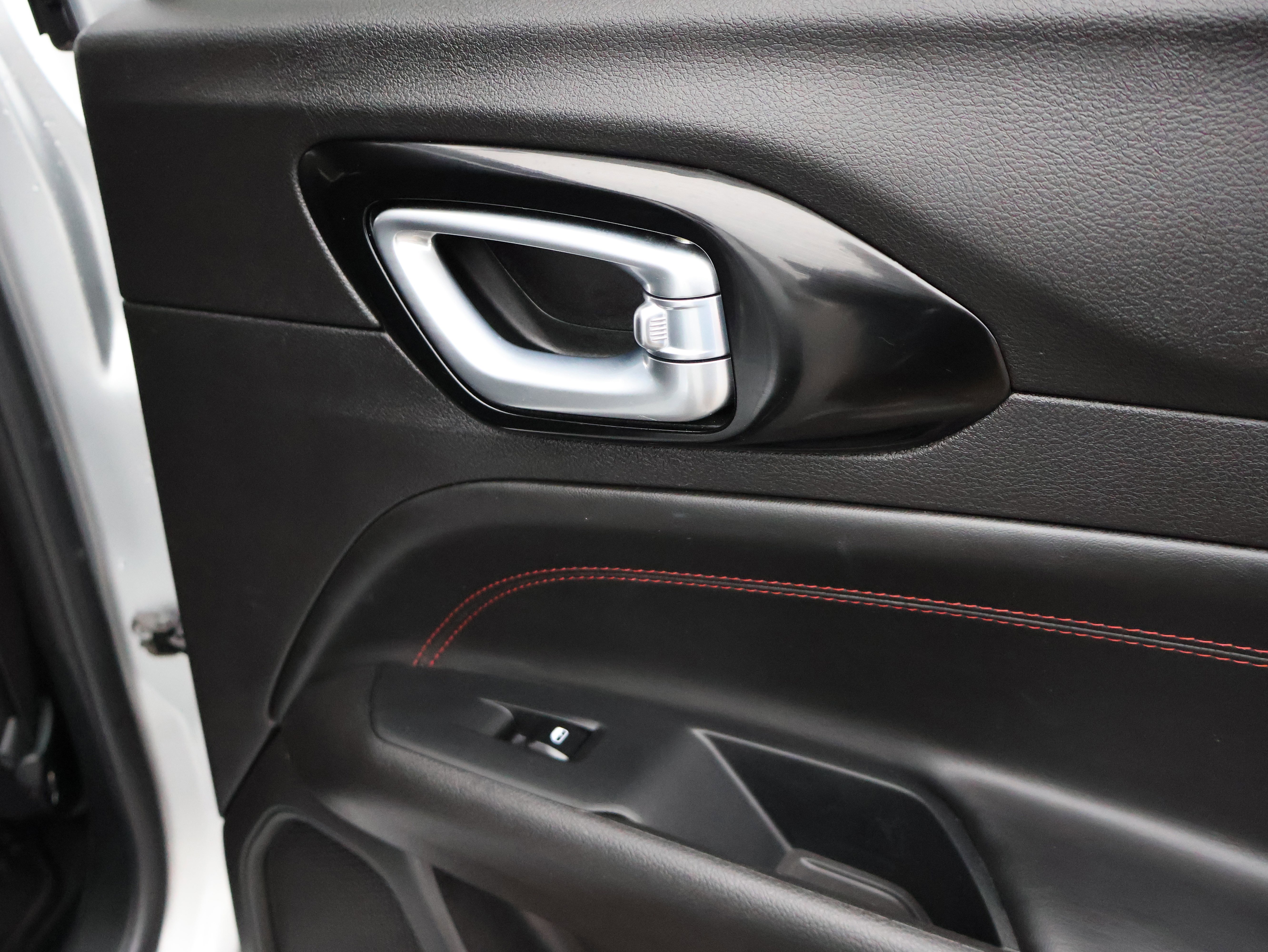 Used 2025 Jeep Compass Trailhawk AWD/4WD image 14