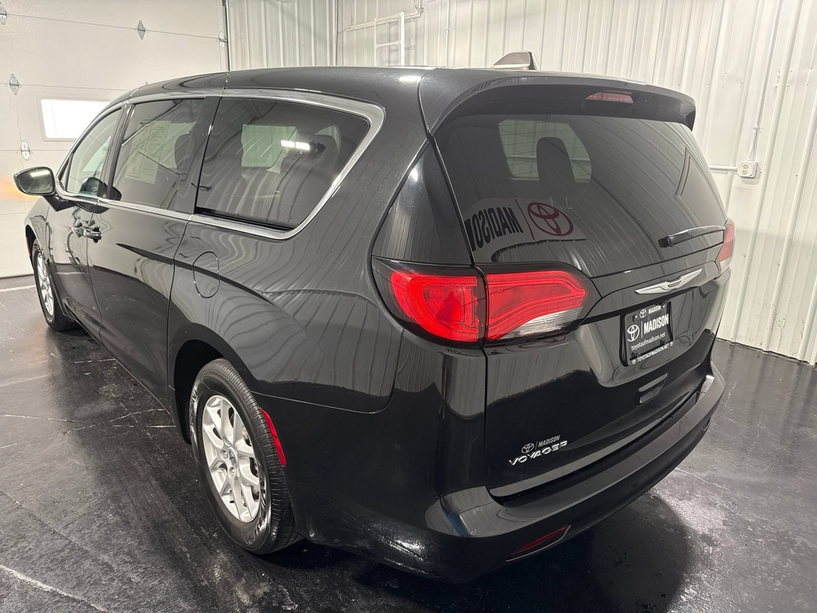 Used 2023 Chrysler Voyager LX FWD image 3