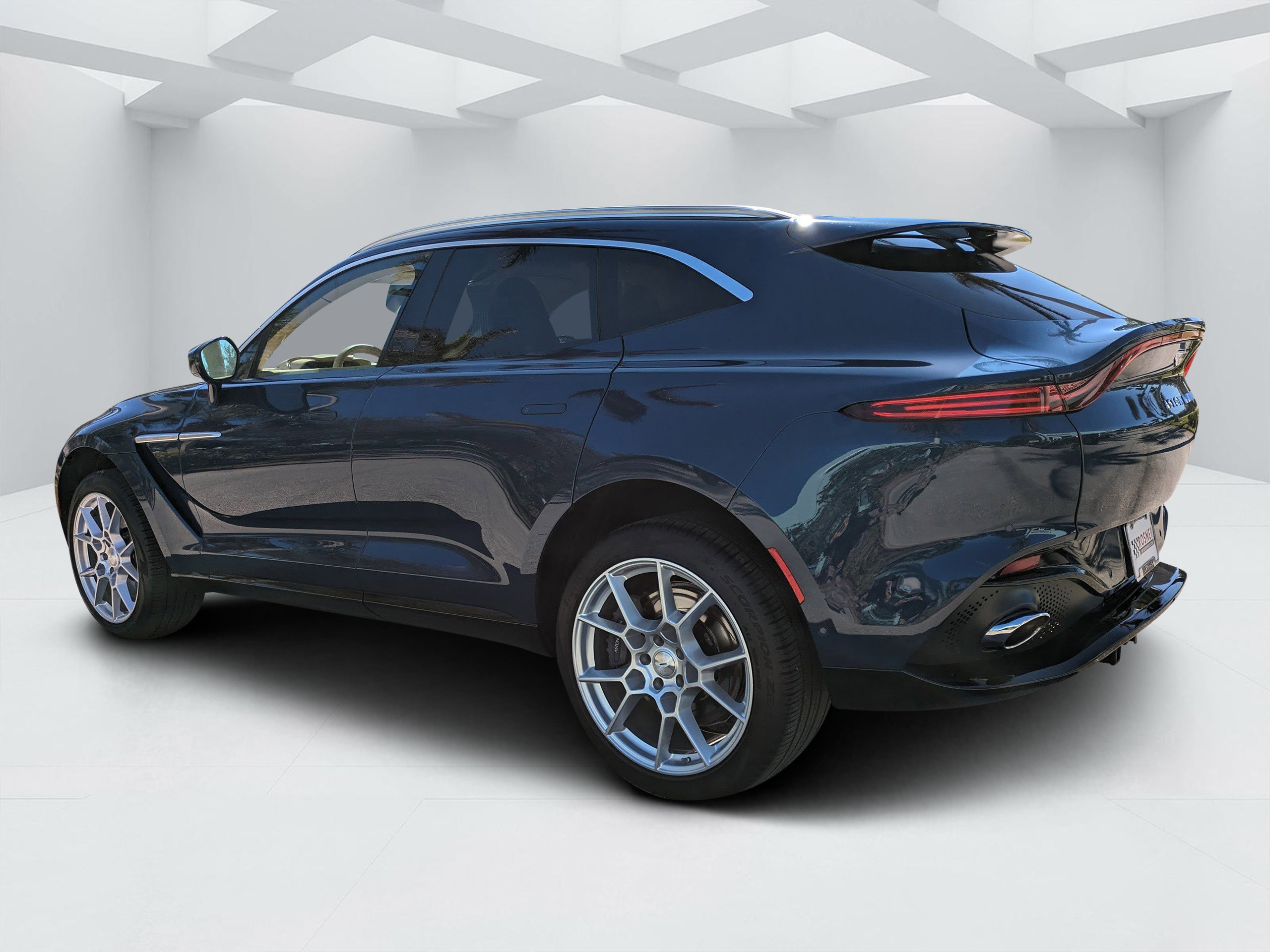 Used 2024 Aston Martin DBX AWD/4WD image 5
