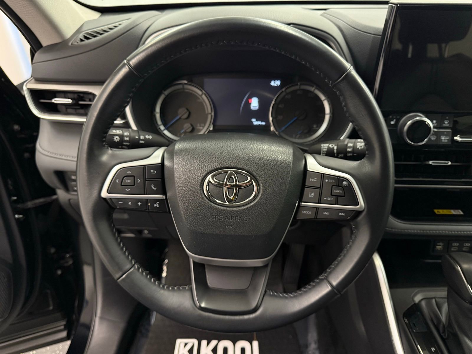 Used 2023 Toyota Highlander XLE image 12