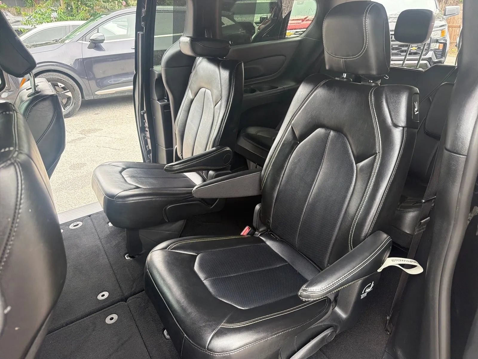 Used 2025 Chrysler Pacifica Select FWD image 16