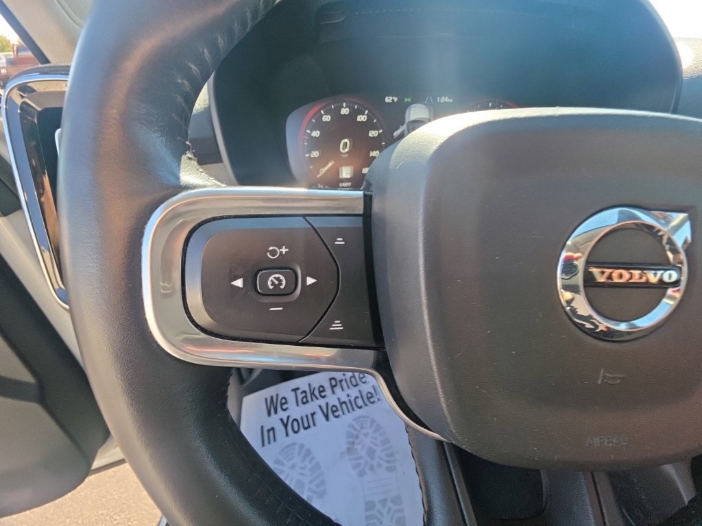 Used 2020 Volvo XC40 T4 Momentum FWD image 21