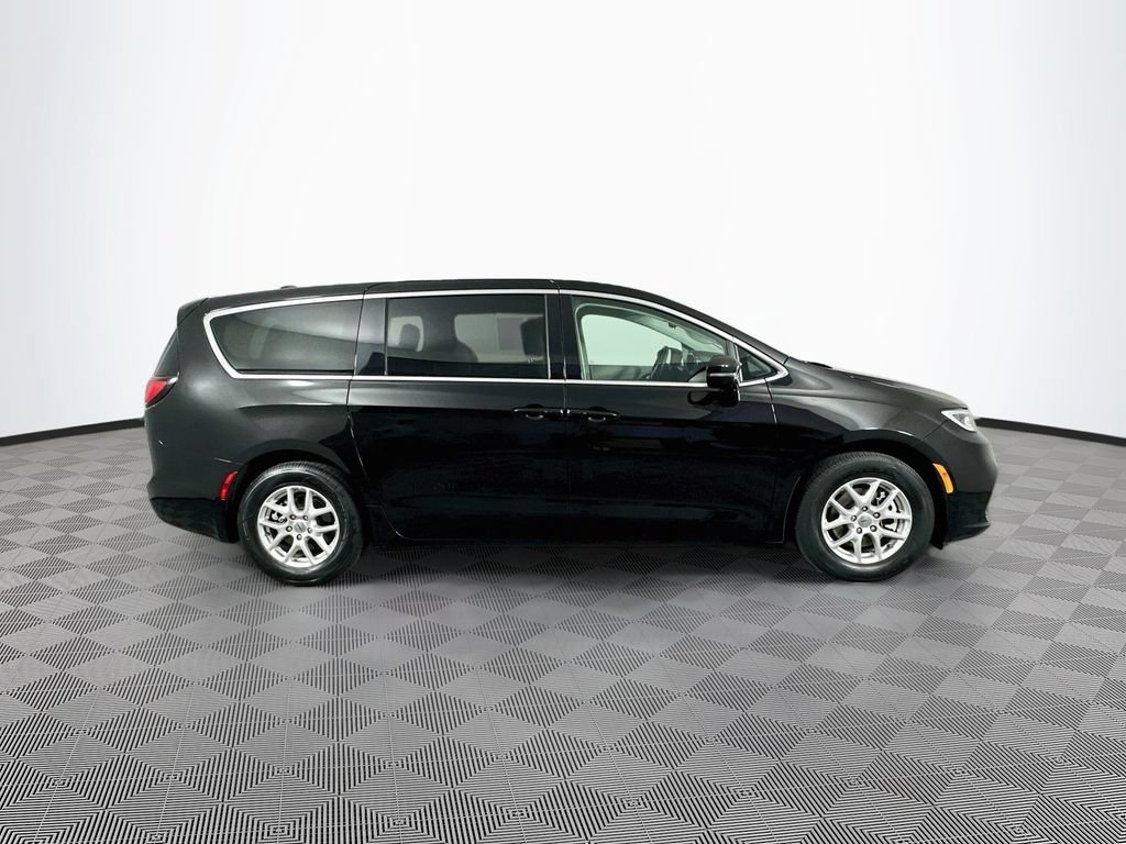 Certified 2024 Chrysler Pacifica Touring-L FWD image 13