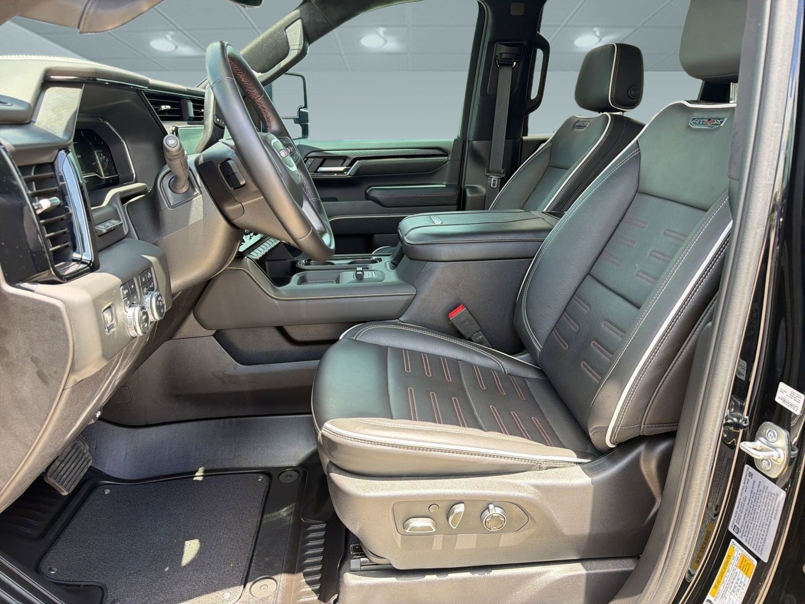 Used 2025 GMC Sierra 2500 AT4X AWD/4WD image 5