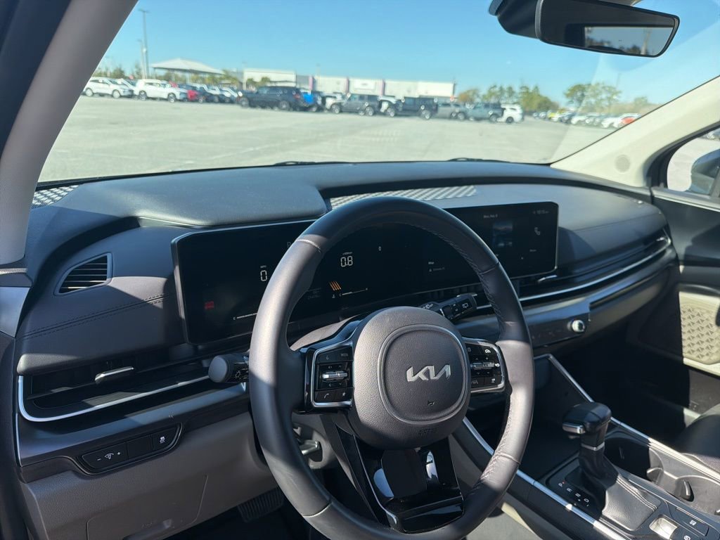 Used 2025 Kia Carnival image 23