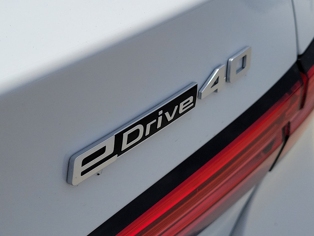 New 2026 BMW i5 M60 w/ Convenience Package RWD image 8