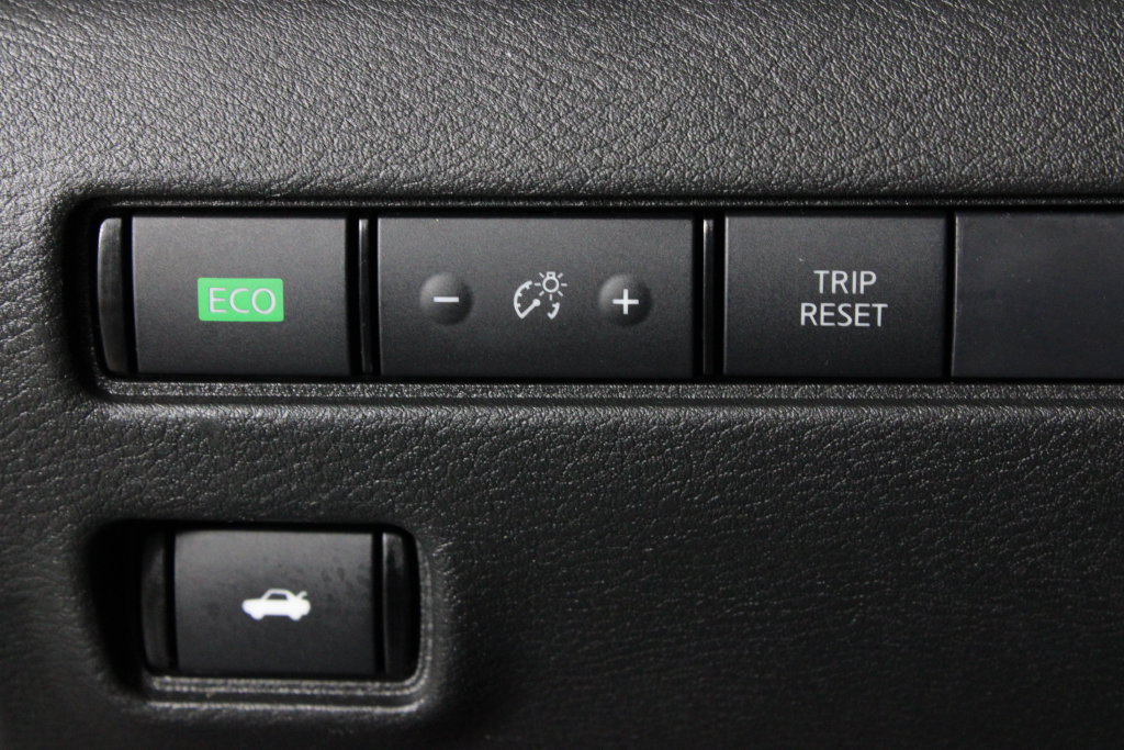 Certified 2025 Nissan Sentra SR FWD image 24