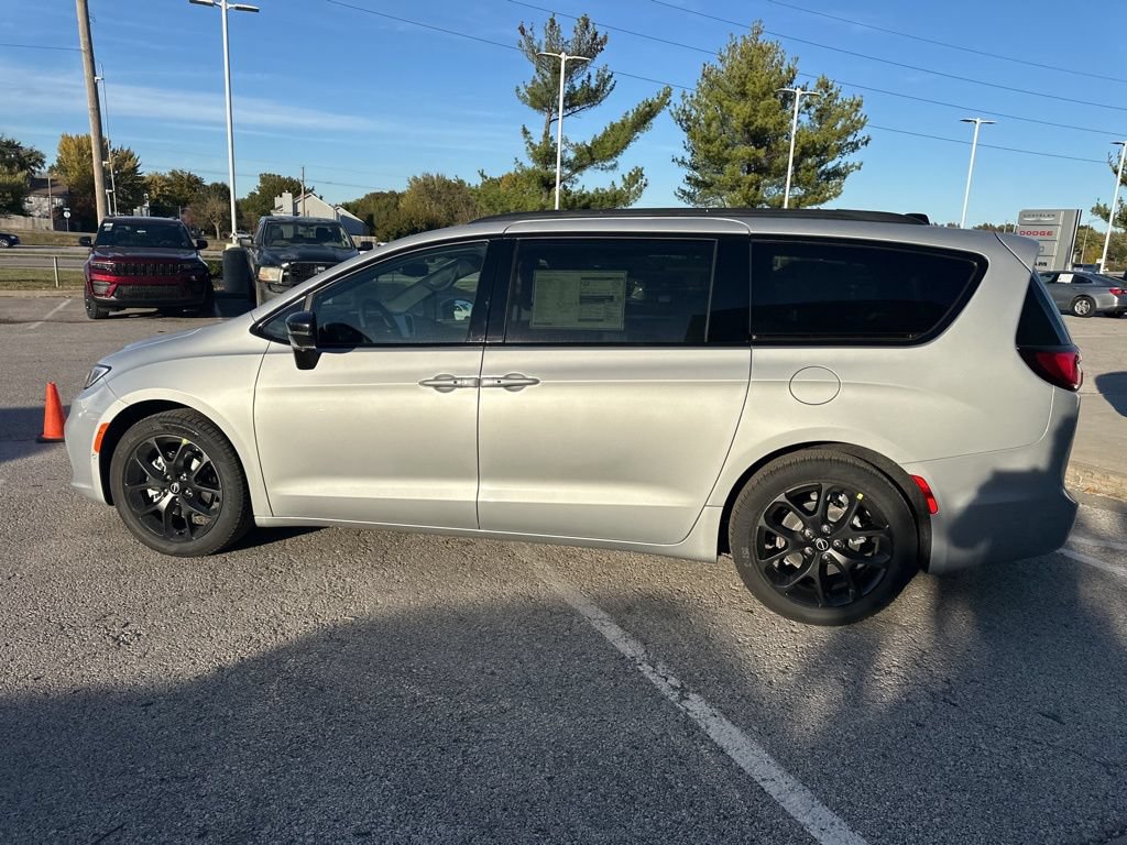 New 2026 Chrysler Pacifica Select FWD image 20