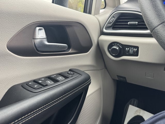 Used 2020 Chrysler Voyager Lxi FWD image 29