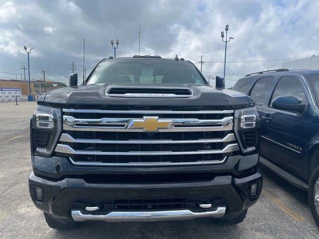 Used 2024 Chevrolet Silverado 2500 High Country w/ High Country Premium Package AWD/4WD image 3