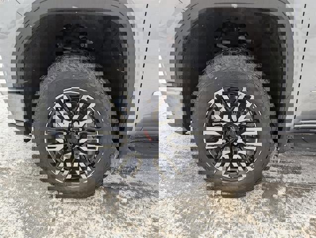 Used 2024 GMC Sierra 1500 AT4 w/ AT4 Premium Package image 17