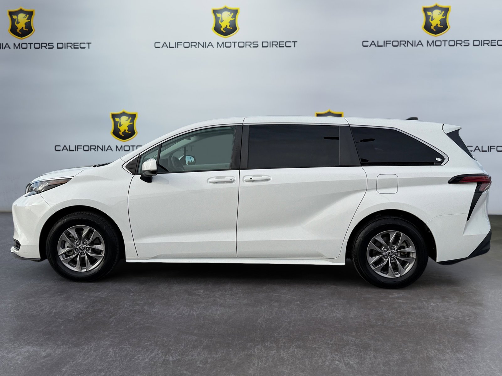 Used 2022 Toyota Sienna LE image 2