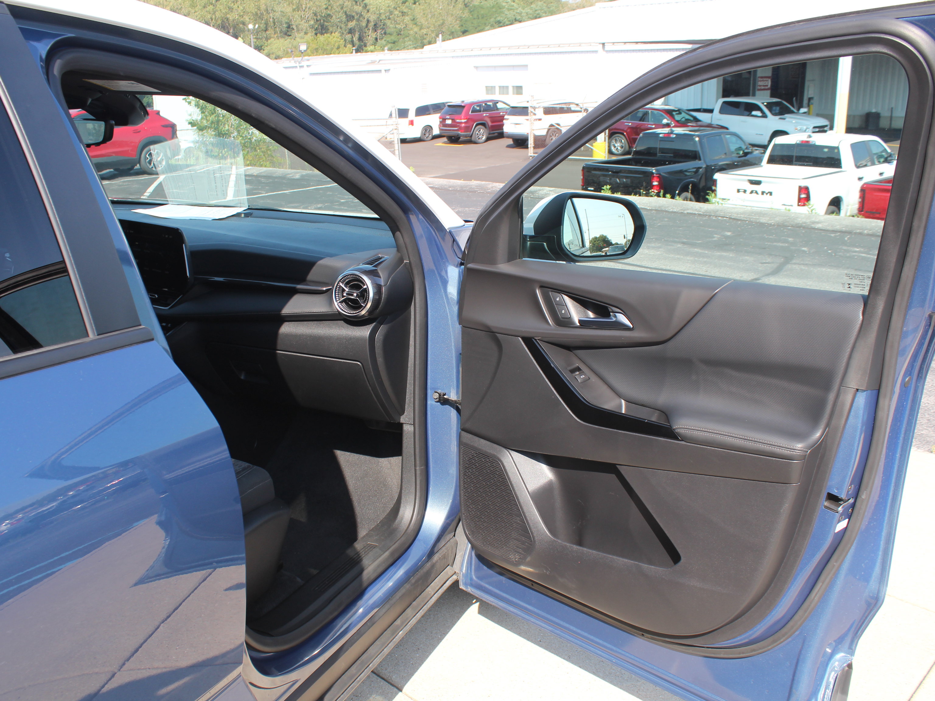 Used 2025 Chevrolet Equinox LT w/ Safety and Technology Package AWD/4WD image 26