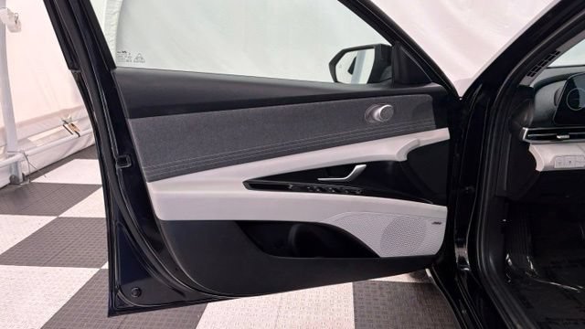 Used 2025 Hyundai Elantra Limited FWD image 13