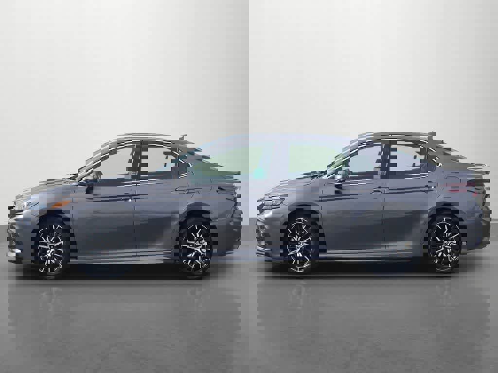 Used 2023 Toyota Camry SE image 3