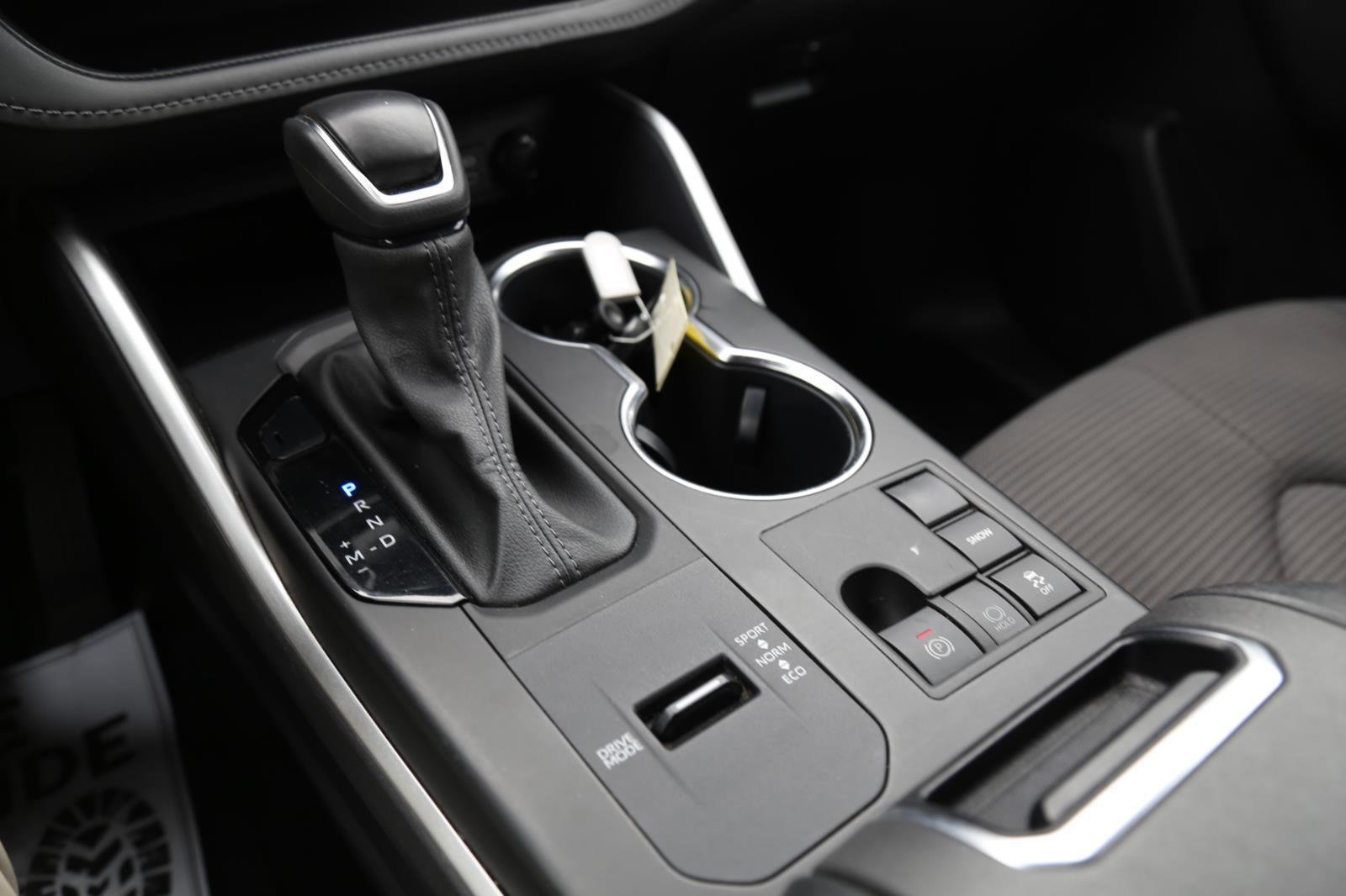 Used 2024 Toyota Highlander LE FWD image 15