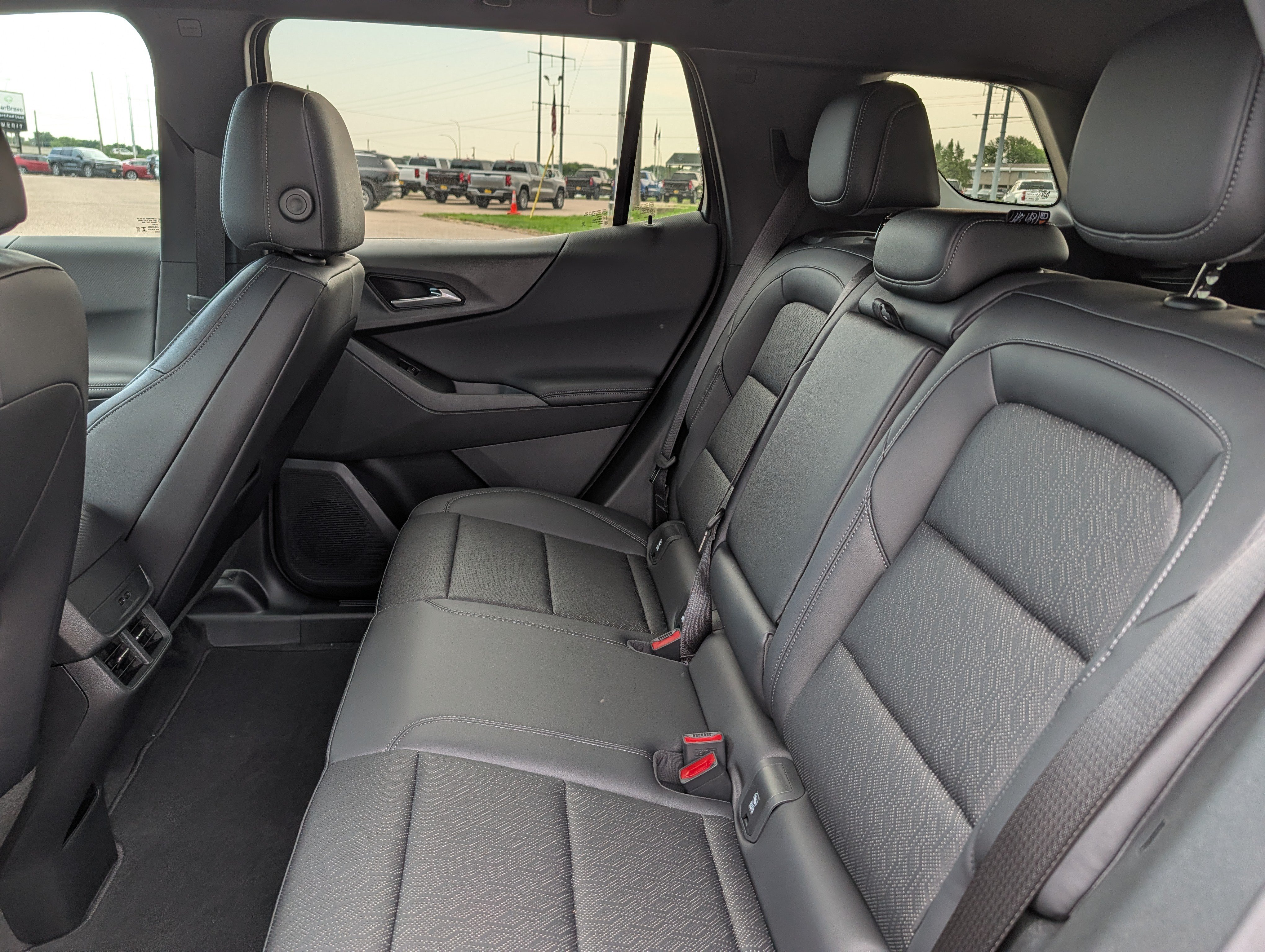 New 2026 Chevrolet Equinox LT w/ Convenience Package II AWD/4WD image 9