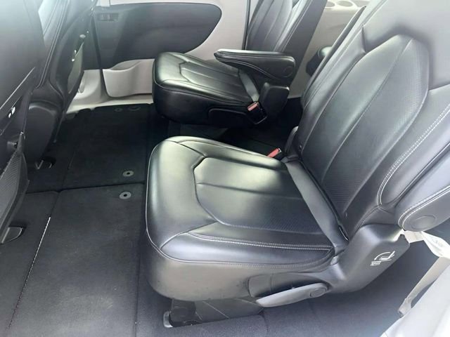 Used 2023 Chrysler Pacifica Touring-L image 17