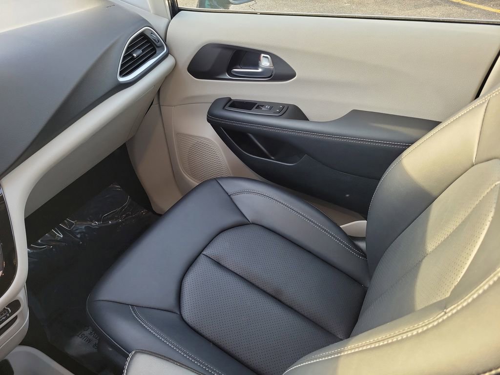 Used 2024 Chrysler Pacifica Touring-L image 22