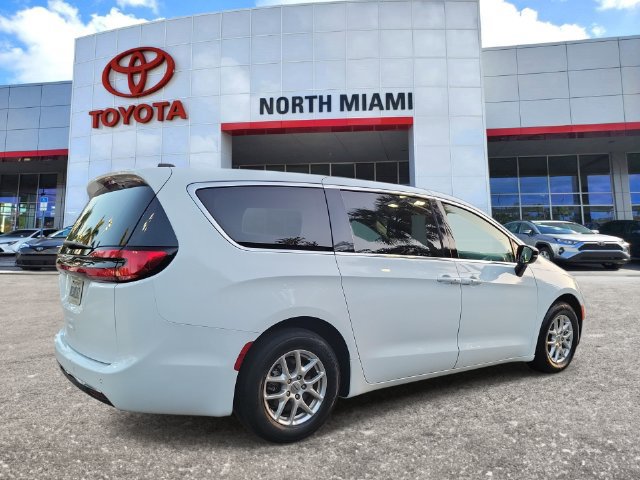 Used 2024 Chrysler Pacifica Touring-L FWD image 4