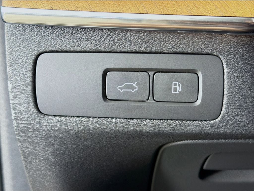 Certified 2023 Volvo XC90 T8 Plus AWD/4WD image 10