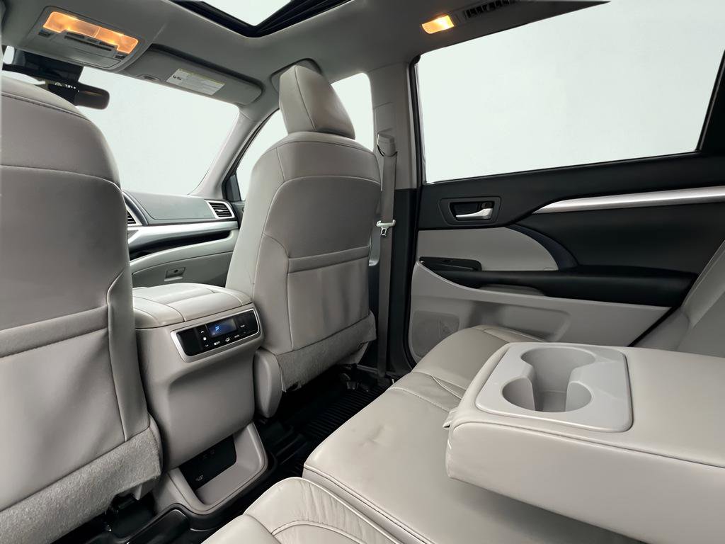 Used 2018 Toyota Highlander XLE image 18