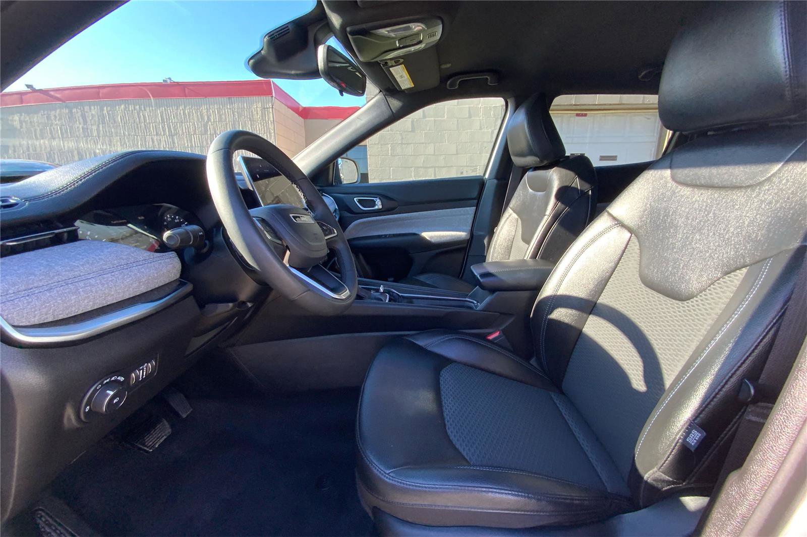 Used 2024 Jeep Compass Latitude AWD/4WD image 10