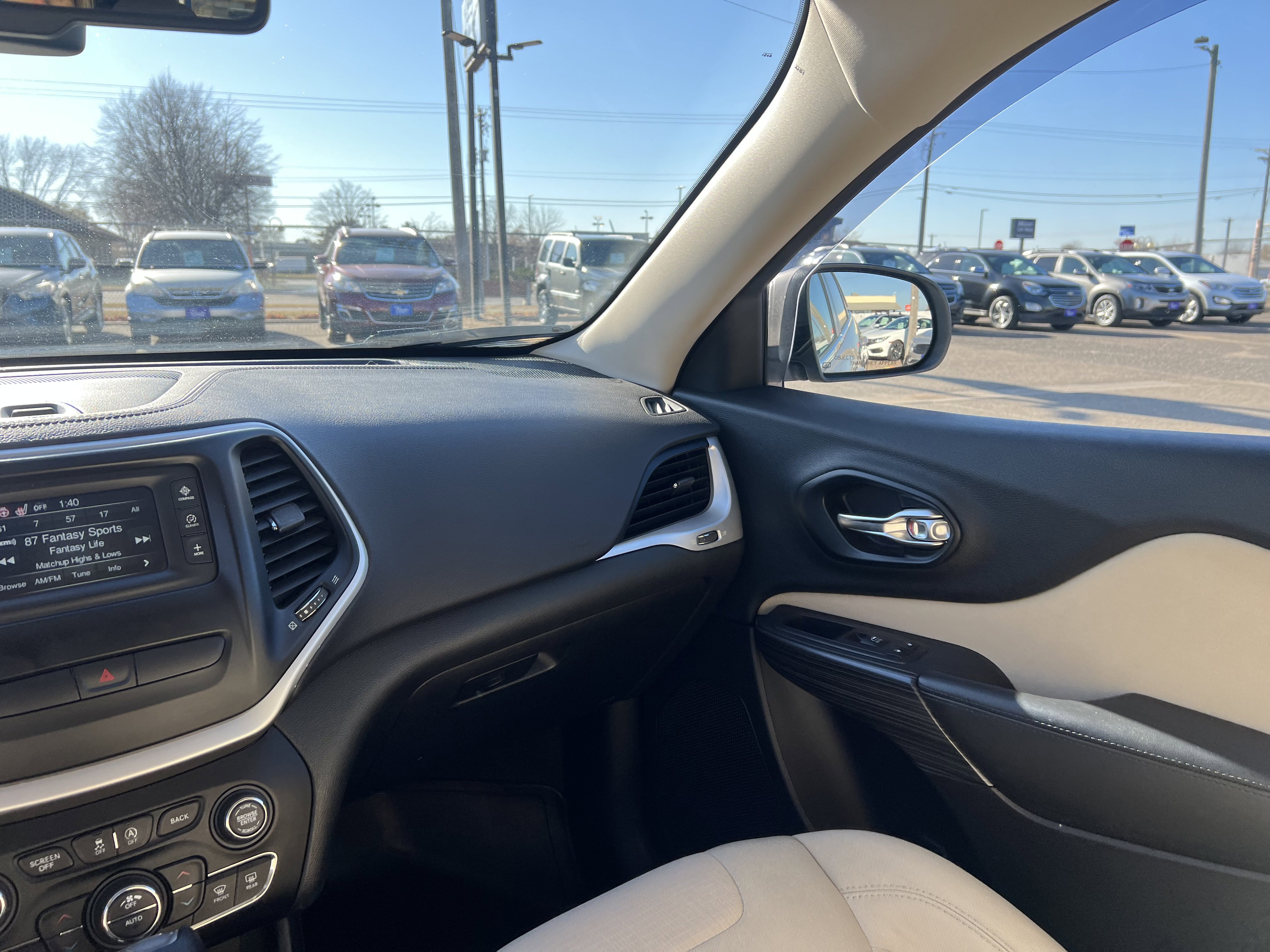 Used 2015 Jeep Cherokee Latitude w/ Comfort/Convenience Group image 15