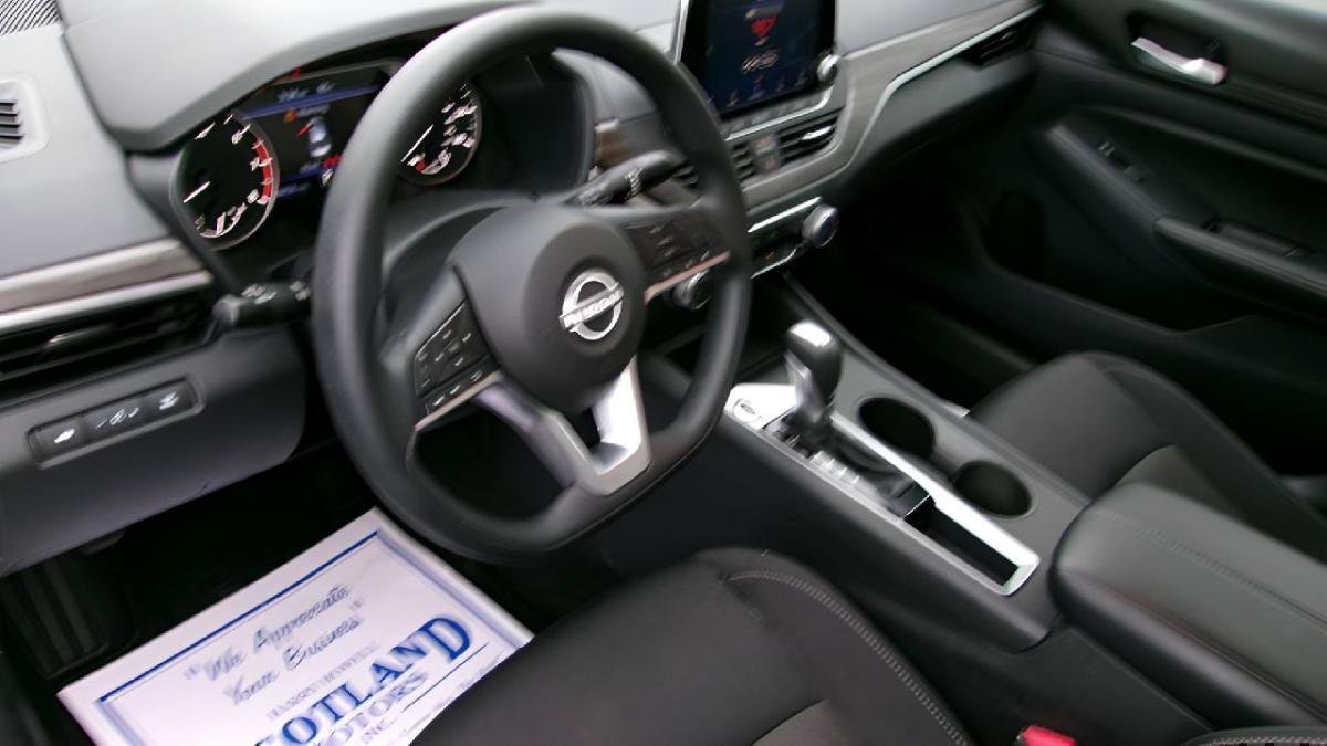 Used 2025 Nissan Altima 2.5 SV FWD image 12