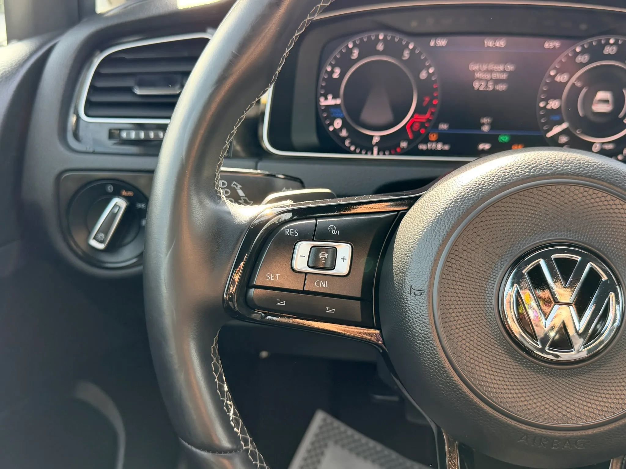 Used 2018 Volkswagen Golf 4-Door AWD/4WD image 14