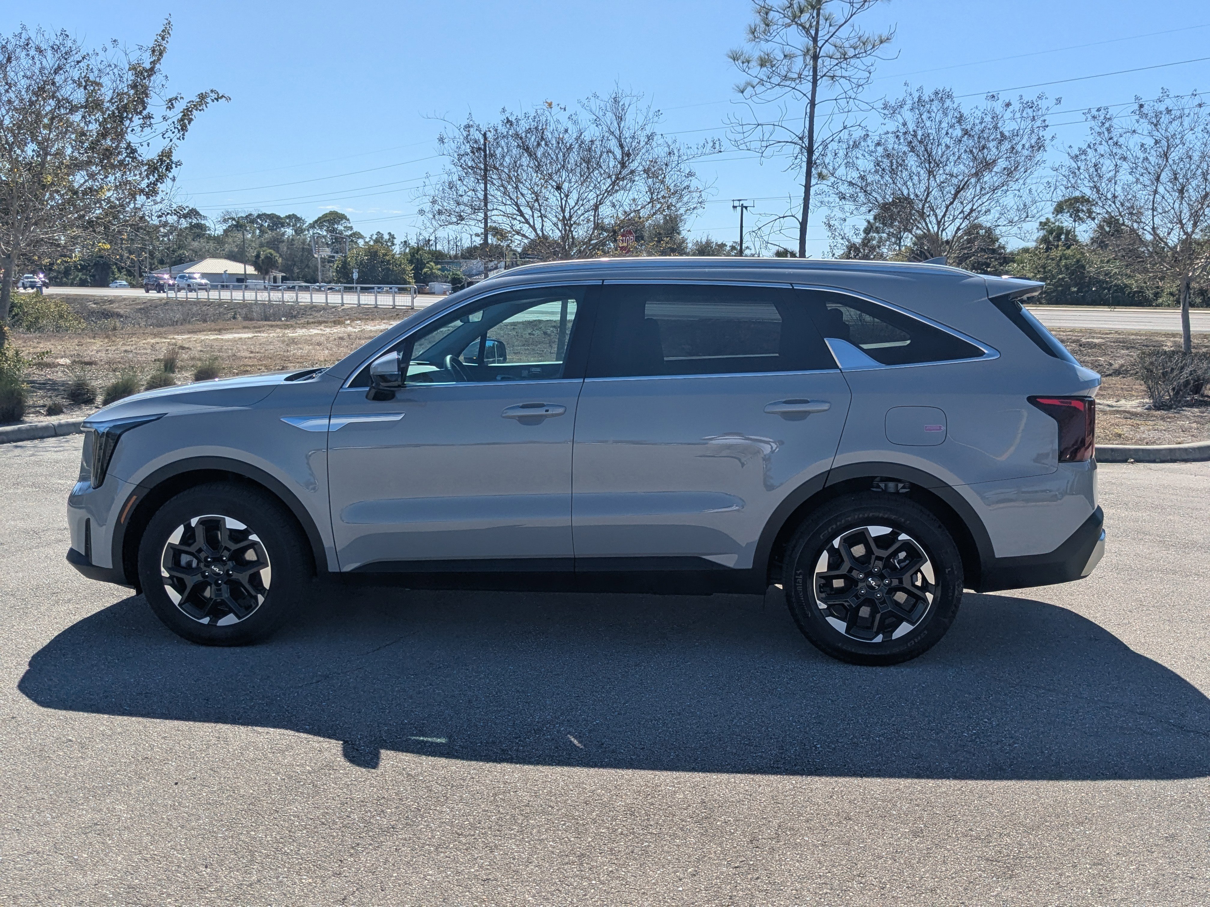 Certified 2025 Kia Sorento S w/ Panoramic Sunroof Package image 8