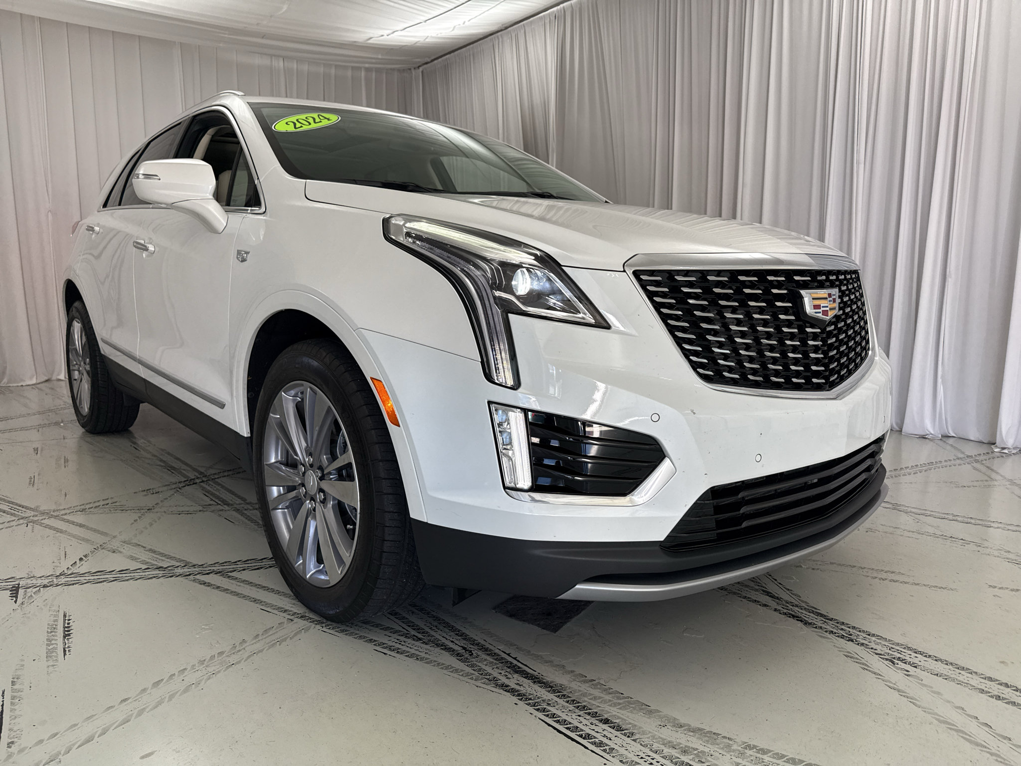 Used 2024 Cadillac XT5 Premium Luxury FWD image 2