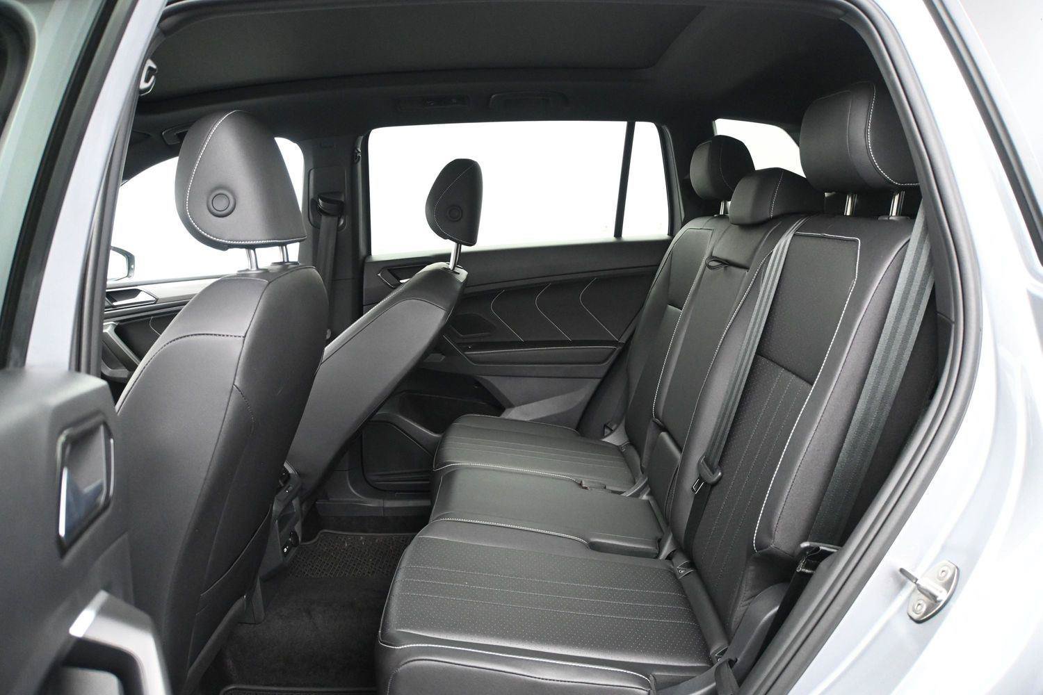 Used 2024 Volkswagen Tiguan SE R-Line AWD/4WD image 8