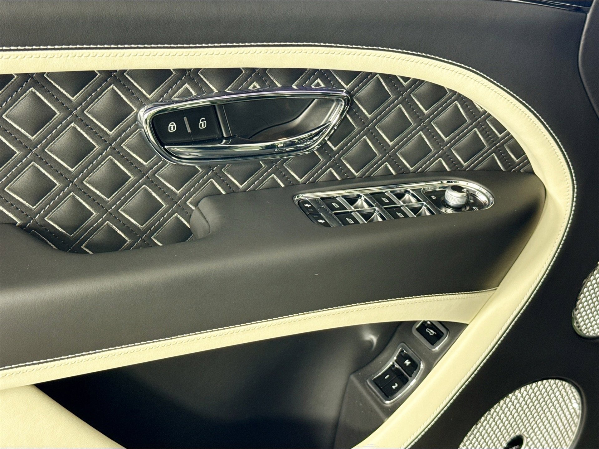 Used 2023 Bentley Bentayga Speed image 16