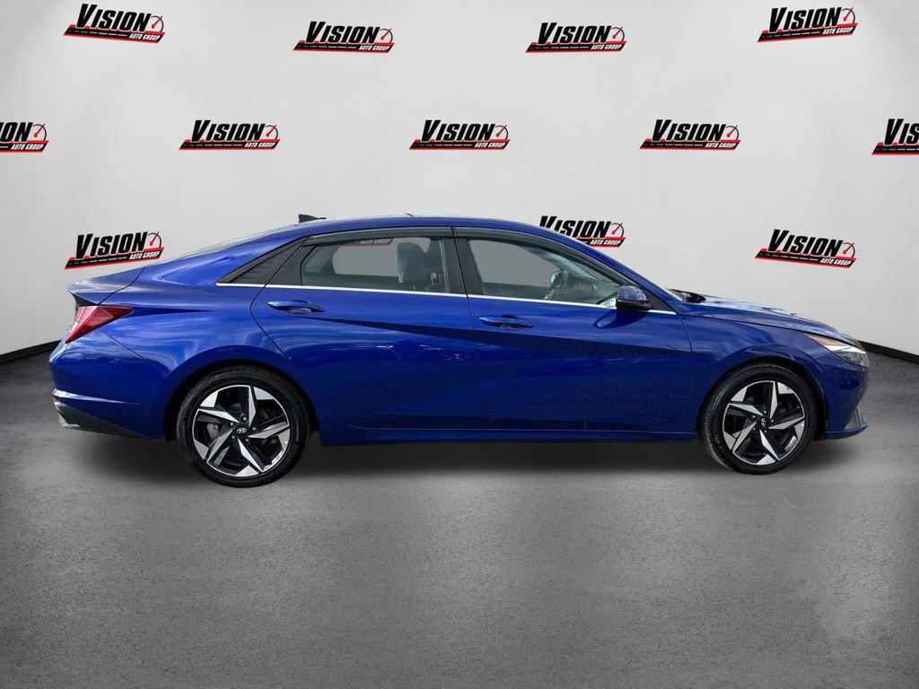 Certified 2023 Hyundai Elantra Limited w/ Preferred Accessory Package image 4