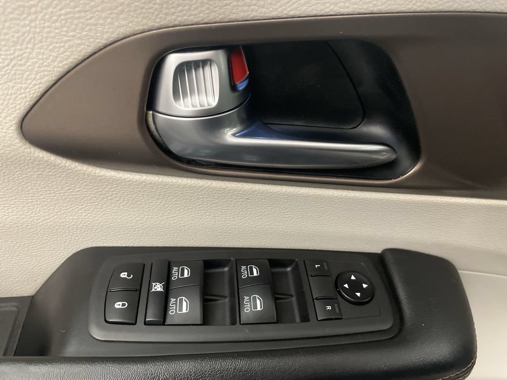 Used 2019 Chrysler Pacifica Touring-L Plus FWD image 17