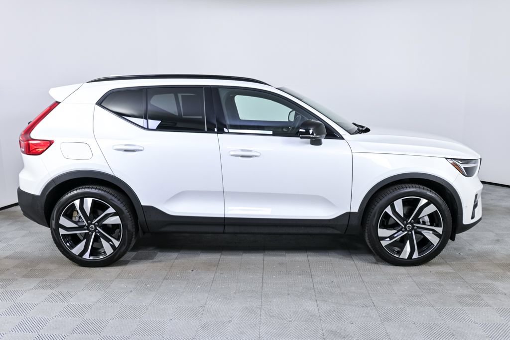 Certified 2025 Volvo XC40 B5 Plus image 28