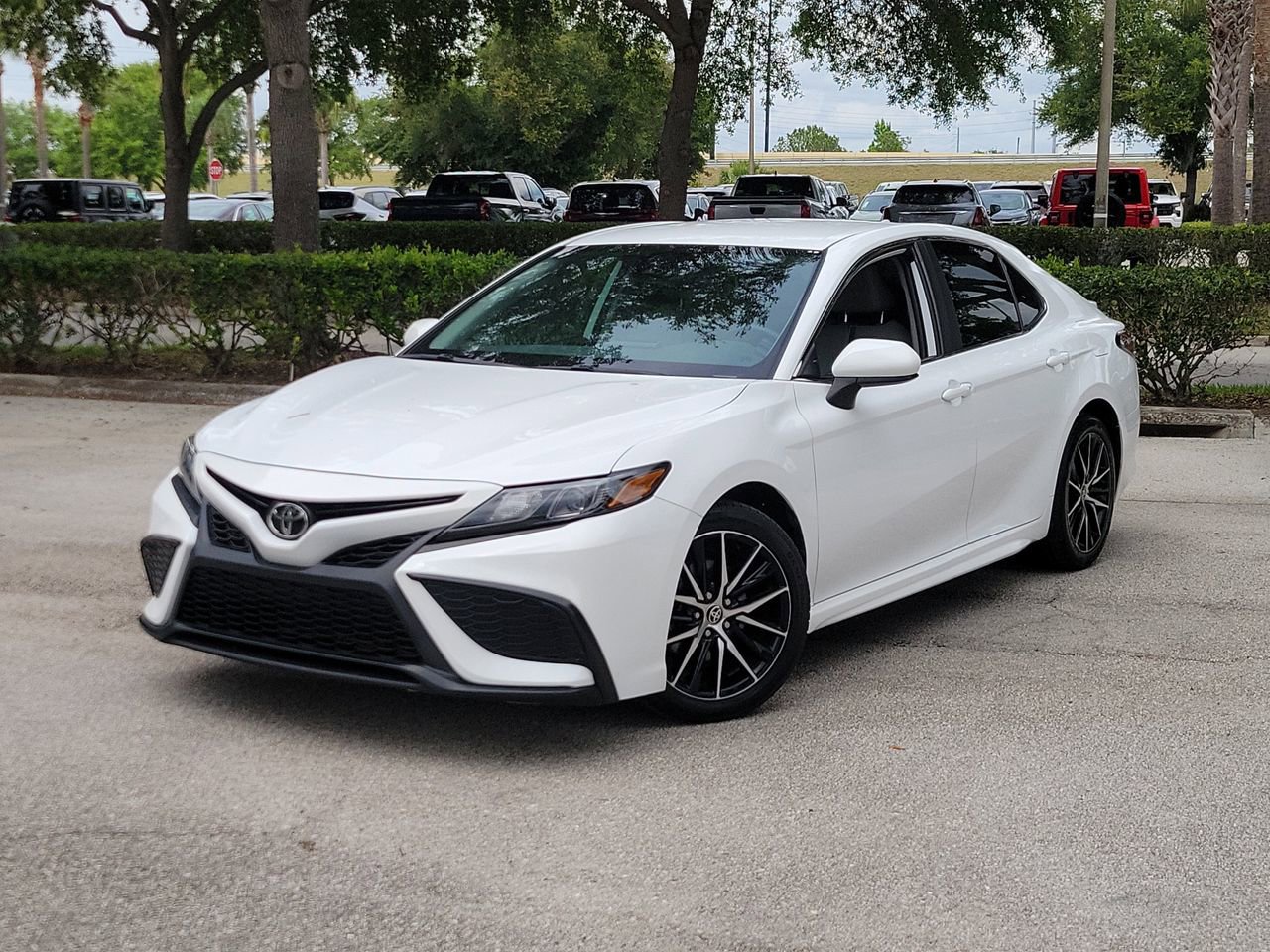 Used 2021 Toyota Camry SE image 1