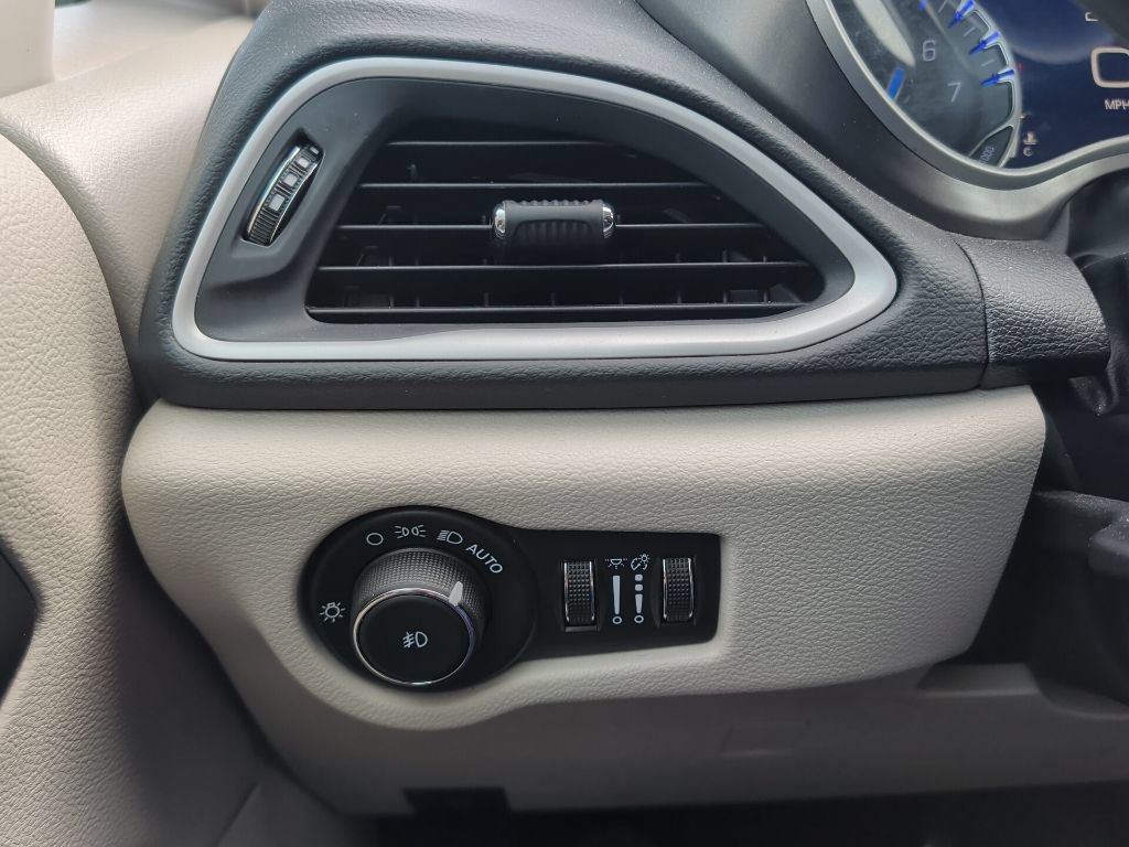 Used 2024 Chrysler Pacifica Touring-L FWD image 21