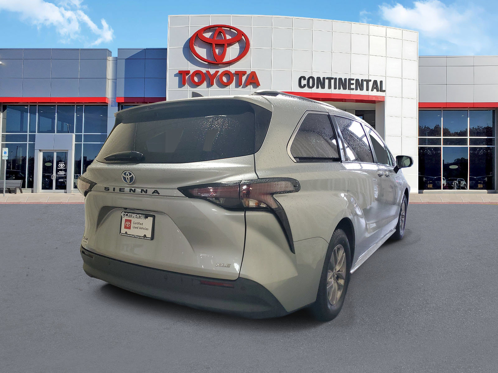 Certified 2025 Toyota Sienna XLE FWD image 5