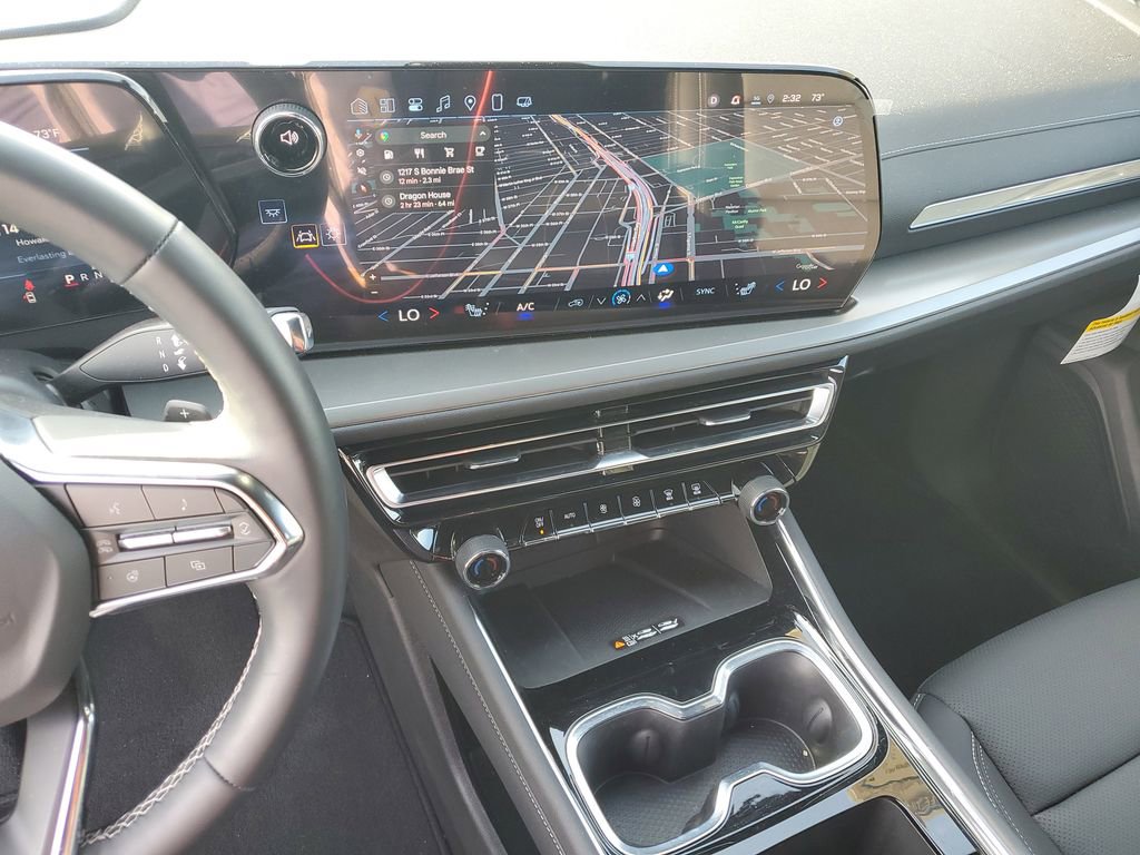 Used 2025 Chevrolet Traverse LT image 24