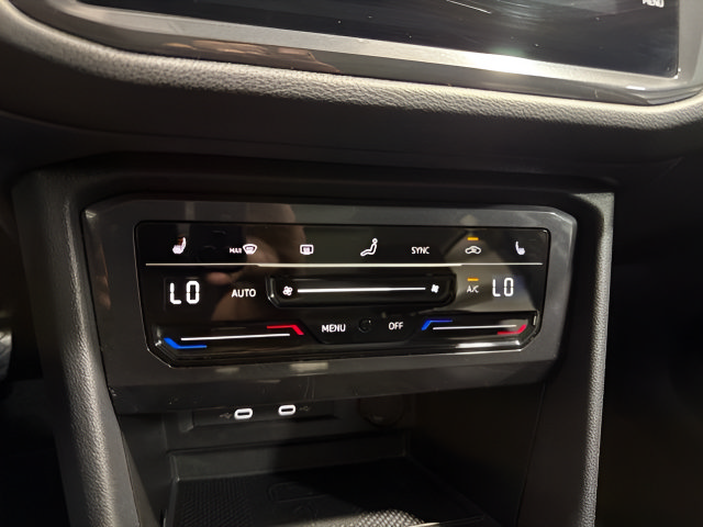 Used 2023 Volkswagen Tiguan SE w/ Panoramic Sunroof Package FWD image 21