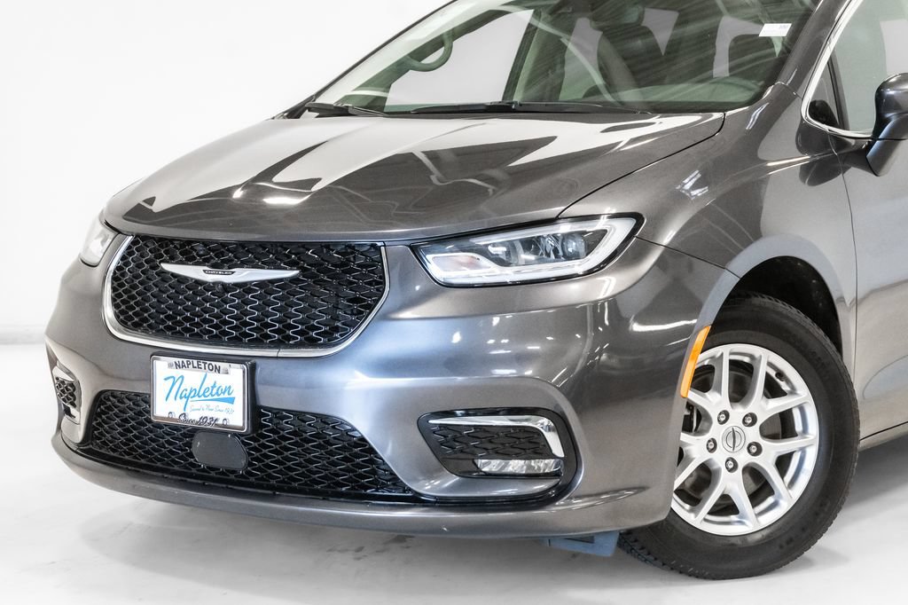 Used 2023 Chrysler Pacifica Touring-L FWD image 2